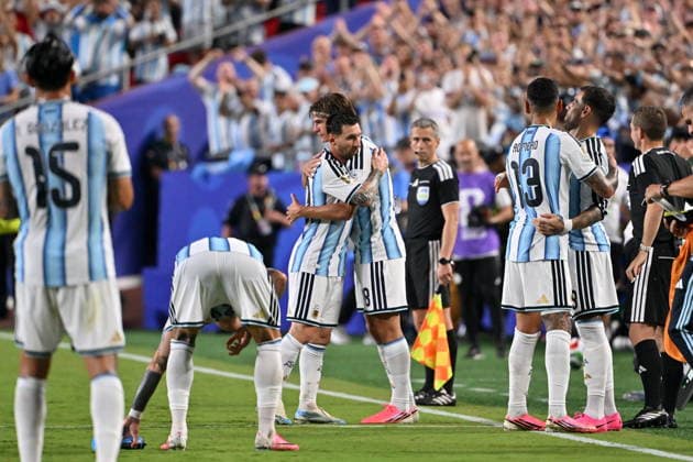 FIFA World Cup, WM, Weltmeisterschaft, Fussball 2026 - Group J - Argentina vs Algeria Lionel Messi of Argentina embraces his teammate Neco Paz as he leaves the pitch during the FIFA World Cup 2026 group stage match Argentina against Algeria, in Kansas City, Missouri, USA, 16 June 2026. KANSAS CITY United States  Copyright: xAMYxKONTRASx
