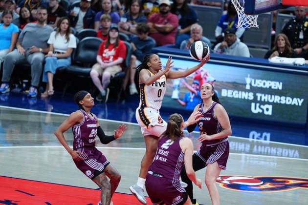 INDIANAPOLIS, IN - JUNE 16: Indiana Fever guard Kelsey Mitchell (0) takes a shot against the Toronto Tempo on June 16, 2026, at Gainbridge Fieldhouse in Indianapolis, Indiana. (Photo by Brian Spurlock Icon Sportswire) WNBA, Basketball Damen, USA JUN 16 Toronto Tempo at Indiana Fever EDITORIAL USE ONLY Icon26061633
