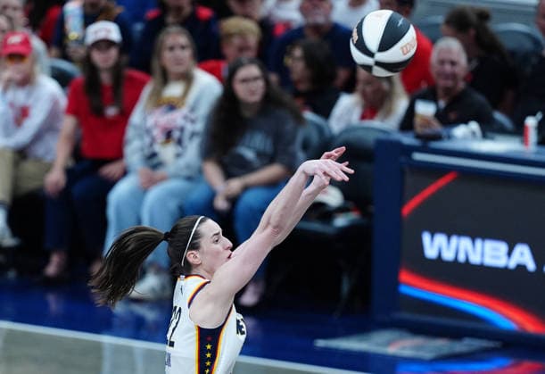 INDIANAPOLIS, IN - JUNE 16: Indiana Fever guard Caitlin Clark (22) takes a 3 point shot against the Toronto Tempo on June 16, 2026, at Gainbridge Fieldhouse in Indianapolis, Indiana. (Photo by Brian Spurlock Icon Sportswire) WNBA, Basketball Damen, USA JUN 16 Toronto Tempo at Indiana Fever EDITORIAL USE ONLY Icon26061638