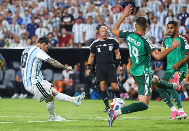 Argentina s Lionel Messi scores his third goal against Algeria in the second half in a FIFA World Cup, WM, Weltmeisterschaft, Fussball match at Arrowhead Stadium in Kansas City, Missouri, on Tuesday, June 16, 2026.  KAN20260616923 CHRISTIANxBRUNSKILL