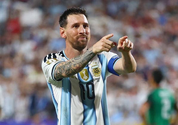 Argentina s Lionel Messi celebrates after scoring his third goal against Algeria in the second half in a FIFA World Cup, WM, Weltmeisterschaft, Fussball match at Arrowhead Stadium in Kansas City, Missouri, on Tuesday, June 16, 2026.  KAN20260616925 CHRISTIANxBRUNSKILL