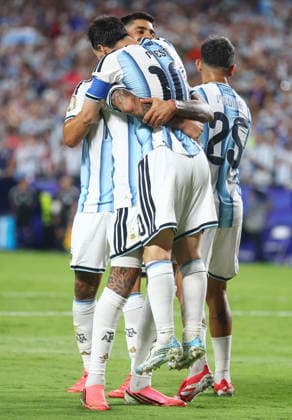 Argentina s Lionel Messi (10) is lifted by teammate Cristian Romero after scoring his third goal against Algeria in the second half in a FIFA World Cup, WM, Weltmeisterschaft, Fussball match at Arrowhead Stadium in Kansas City, Missouri, on Tuesday, June 16, 2026.  KAN20260616927 CHRISTIANxBRUNSKILL