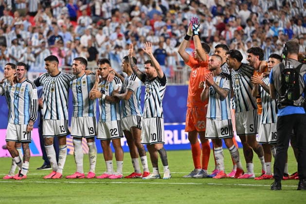 FIFA World Cup, WM, Weltmeisterschaft, Fussball 2026 - Group J - Argentina vs Algeria Lionel Messi of Argentina (C) and his teammates greet their supporters after winning the FIFA World Cup 2026 group stage match Algeria against Argentina, in Kansas City, Missouri, USA, 16 June 2026. KANSAS CITY United States  Copyright: xAMYxKONTRASx