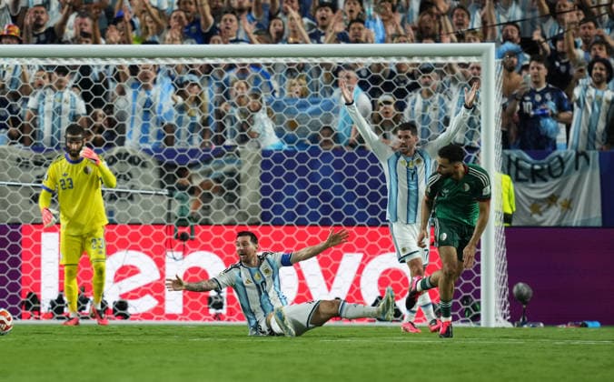Lionel Andres Messi (Argentina) and Rayan Ait-Nouri (Algeria) battle for the ball during Argentina and Algeria, Group J FIFA World Cup, WM, Weltmeisterschaft, Fussball 2026, Kansas Stadium, Kansas, United States on June 16, 2026. Thor Wegner DeFodi Images. (Photo by DeFodi Images) -
