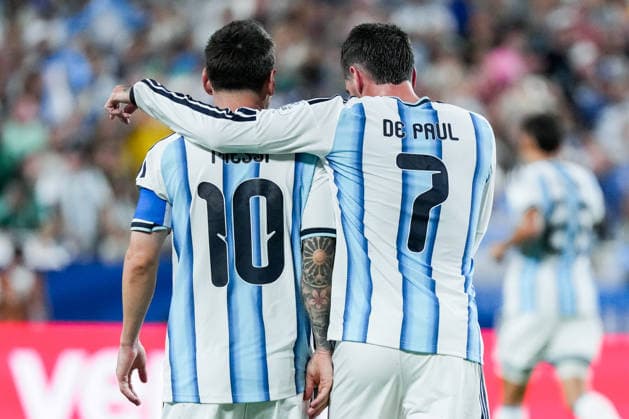 Rodrigo De Paul of Argentina (R) talks with Lionel Messi of Argentina (L) during a FIFA Men’s World Cup 2026 Group Stage football match between Argentina and Algeria at Kansas City Stadium, in Kansas City on June 16th 2026 (Photo by Alexandra Fechete SPP)  Copyright: xAlexandraxFechete SPPx Sportspressphoto_SPR168154