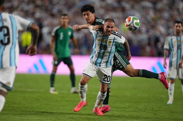Ibrahim Maza (Algeria) and Alexis Mac Allister (Argentina) battle for the ball during Argentina and Algeria, Group J FIFA World Cup, WM, Weltmeisterschaft, Fussball 2026, Kansas Stadium, Kansas, United States on June 16, 2026. Thor Wegner DeFodi Images. (Photo by DeFodi Images) -