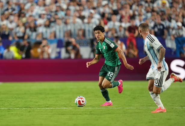Ibrahim Maza (Algeria) controls the ball during Argentina and Algeria, Group J FIFA World Cup, WM, Weltmeisterschaft, Fussball 2026, Kansas Stadium, Kansas, United States on June 16, 2026. Thor Wegner DeFodi Images. (Photo by DeFodi Images) -