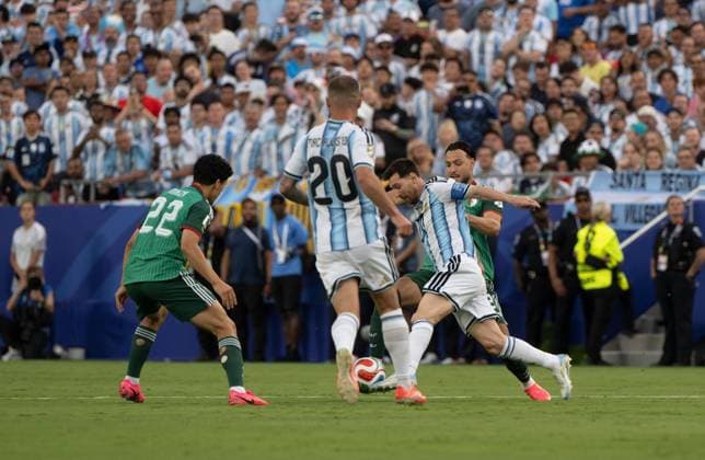 Fußball, Herren, FIFA World Cup, WM, Weltmeisterschaft, Fussball 2026 in Mexiko, Kanada und USA, Spiel in Kansas City (Gruppe J, 1. Spieltag), Argentinien - Algerien, v. l. Ibrahim Maza (Algerien), Alexis Mac Allister (Argentinien), Lionel Messi (Argentinien), 16.06. 2026,
