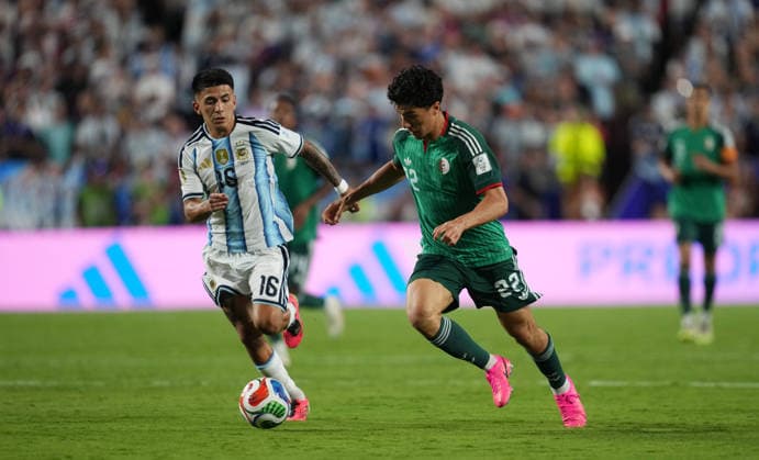 Ibrahim Maza (Algeria) controls the ball during Argentina and Algeria, Group J FIFA World Cup, WM, Weltmeisterschaft, Fussball 2026, Kansas Stadium, Kansas, United States on June 16, 2026. Thor Wegner DeFodi Images. (Photo by DeFodi Images) -