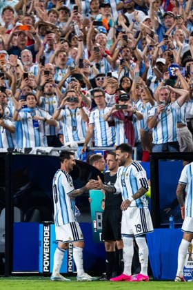 260616 Lionel Messi and Nicolas Otamendi of Argentina during the FIFA World Cup, WM, Weltmeisterschaft, Fussball 2026 football match between Argentina and Algeria on June 16, 2026 in Kansas City. Photo: Joel Marklund BILDBYRAN kod JM JM0825 bbeng fotboll football soccer fotball vm fotbolls-vm fotball-vm fotbolls-vm 2026 fifa world cup 2026 argentina algeria algeriet