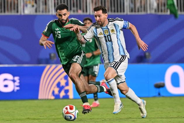 FIFA World Cup, WM, Weltmeisterschaft, Fussball 2026 - Group J - Argentina vs Algeria Rayan Ait-Nouri of Algeria (L) in action against Lionel Messi of Argentina (R) during the FIFA World Cup 2026 group stage match Algeria against Argentina, in Kansas City, Missouri, USA, 16 June 2026. KANSAS CITY United States  Copyright: xAMYxKONTRASx