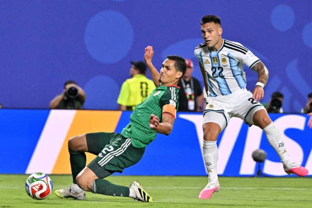 FIFA World Cup, WM, Weltmeisterschaft, Fussball 2026 - Group J - Argentina vs Algeria Aissa Mandi of Algeria (L) in action against Lautaro Martinez of Argentina (R) during the FIFA World Cup 2026 group stage match Algeria against Argentina, in Kansas City, Missouri, USA, 16 June 2026. KANSAS CITY United States  Copyright: xAMYxKONTRASx