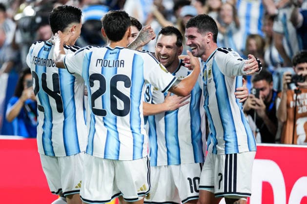 Lionel Messi of Argentina and team mates celebrate after scoring the team s third goal during a FIFA Men’s World Cup 2026 Group Stage football match between Argentina and Algeria at Kansas City Stadium, in Kansas City on June 16th 2026 (Photo by Alexandra Fechete SPP)  Copyright: xAlexandraxFechete SPPx Sportspressphoto_SPR168166