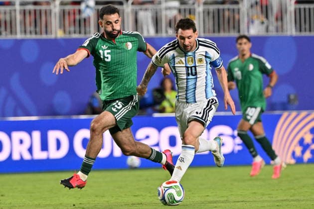 FIFA World Cup, WM, Weltmeisterschaft, Fussball 2026 - Group J - Argentina vs Algeria Rayan Ait-Nouri of Algeria (L) in action against Lionel Messi of Argentina (R) during the FIFA World Cup 2026 group stage match Algeria against Argentina, in Kansas City, Missouri, USA, 16 June 2026. KANSAS CITY United States  Copyright: xAMYxKONTRASx