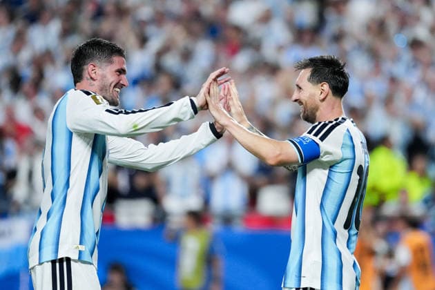 Lionel Messi of Argentina (R) and Rodrigo De Paul of Argentina (L) celebrate the team s third goal during a FIFA Men’s World Cup 2026 Group Stage football match between Argentina and Algeria at Kansas City Stadium, in Kansas City on June 16th 2026 (Photo by Alexandra Fechete SPP)  Copyright: xAlexandraxFechete SPPx Sportspressphoto_SPR168172