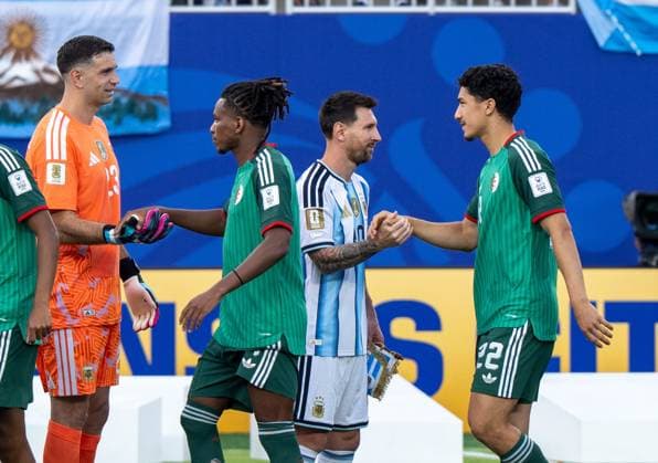Fußball, Herren, FIFA World Cup, WM, Weltmeisterschaft, Fussball 2026 in Mexiko, Kanada und USA, Spiel in Kansas City (Gruppe J, 1. Spieltag), Argentinien - Algerien, v. l. Torwart Emiliano Martinez ( Argentinien), Hicham Boudaoui (Algerien), Lionel Messi (Argentinien), Ibrahim Maza (Algerien) vor dem Spiel, 16.06. 2026,