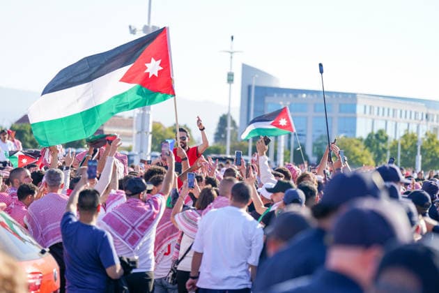 USA: Fußball FIFA World Cup, WM, Weltmeisterschaft, Fussball 2026 Gruppenphase Gruppe J Österreich vs Jordanien San Francisco Bay Area Stadium Levi™s Stadium (Santa Clara County, Kalifornien): Jordanische Fans mit Fahne *** USA Soccer 2026 FIFA World Cup Group Stage Group J Austria vs. Jordan San Francisco Bay Area Stadium Levi’s Stadium Santa Clara County, California Jordanian fans with a flag,detected_source_language Copyright: xJOERANxSTEINSIEKx