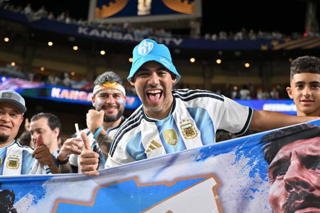 FIFA World Cup, WM, Weltmeisterschaft, Fussball 2026 - Group J - Argentina vs Algeria A supporter of Argentina pose for a picture after the FIFA World Cup 2026 group stage match Algeria against Argentina, in Kansas City, Missouri, USA, 16 June 2026. KANSAS CITY United States  Copyright: xAMYxKONTRASx