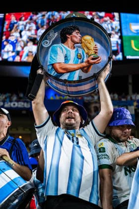 260616 Fans of Argentina celebrate during the FIFA World Cup, WM, Weltmeisterschaft, Fussball 2026 football match between Argentina and Algeria on June 16, 2026 in Kansas City. Photo: Joel Marklund BILDBYRAN kod JM JM0825 bbeng fotboll football soccer fotball vm fotbolls-vm fotball-vm fotbolls-vm 2026 fifa world cup 2026 argentina algeria algeriet celebration jubel publik spectators