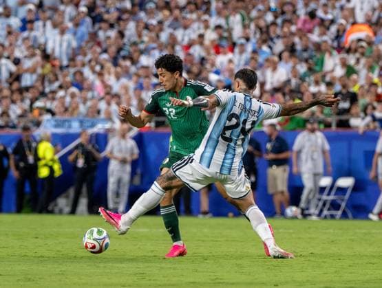 Fußball, Herren, FIFA World Cup, WM, Weltmeisterschaft, Fussball 2026 in Mexiko, Kanada und USA, Spiel in Kansas City (Gruppe J, 1. Spieltag), Argentinien - Algerien, v. l. Ibrahim Maza (Algerien), Enzo Fernandez ( Argentinien), 16.06. 2026,