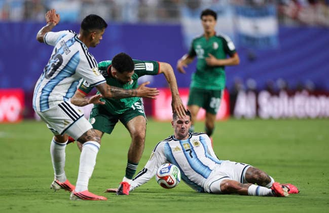 (260617) -- KANSAS CITY, June 17, 2026 -- Rayan Ait-nouri (C) of Algeria vies with Rodrigo De Paul (R) and Cristian Romero (L) during the group J match between Argentina and Algeria at the FIFA World Cup, WM, Weltmeisterschaft, Fussball 2026 at Kansas City Stadium in Kansas City, the United States, June 16, 2026. ) (SP)U.S.-KANSAS CITY-FOOTBALL-FIFA WORLD CUP-GROUP J-ARG VS ALG LixMing 