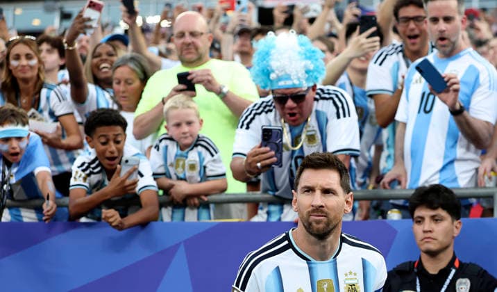 (260617) -- KANSAS CITY, June 17, 2026 -- Fans of Argentina take photos and videos of Lionel Messi (L, bottom) before the group J match between Argentina and Algeria at the FIFA World Cup, WM, Weltmeisterschaft, Fussball 2026 at Kansas City Stadium in Kansas City, the United States, June 16, 2026. ) (SP)U.S.-KANSAS CITY-FOOTBALL-FIFA WORLD CUP-GROUP J-ARG VS ALG LixMing 