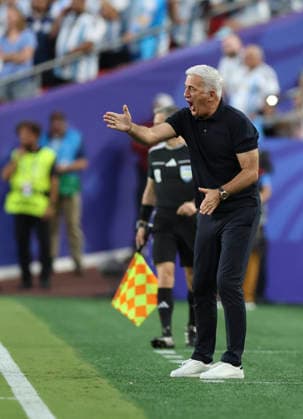 (260617) -- KANSAS CITY, June 17, 2026 -- Vladimir Petkovic (L), head coach of Algeria, reacts during the group J match between Argentina and Algeria at the FIFA World Cup, WM, Weltmeisterschaft, Fussball 2026 at Kansas City Stadium in Kansas City, the United States, June 16, 2026. ) (SP)U.S.-KANSAS CITY-FOOTBALL-FIFA WORLD CUP-GROUP J-ARG VS ALG LixMing 
