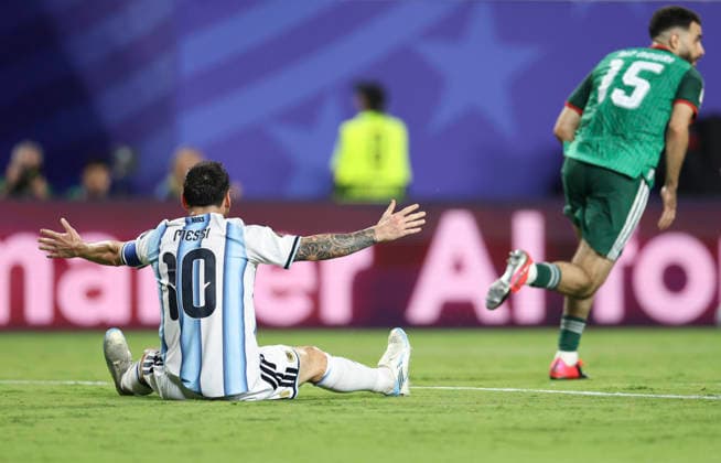 (260617) -- KANSAS CITY, June 17, 2026 -- Lionel Messi (L) of Argentina is seen during the group J match between Argentina and Algeria at the FIFA World Cup, WM, Weltmeisterschaft, Fussball 2026 at Kansas City Stadium in Kansas City, the United States, June 16, 2026. ) (SP)U.S.-KANSAS CITY-FOOTBALL-FIFA WORLD CUP-GROUP J-ARG VS ALG LixMing 