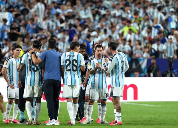 (260617) -- KANSAS CITY, June 17, 2026 -- Lionel Messi (2nd R) of Argentina talks with Rodrigo De Paul (1st R) during the group J match between Argentina and Algeria at the FIFA World Cup, WM, Weltmeisterschaft, Fussball 2026 at Kansas City Stadium in Kansas City, the United States, June 16, 2026. ) (SP)U.S.-KANSAS CITY-FOOTBALL-FIFA WORLD CUP-GROUP J-ARG VS ALG DuxYu 