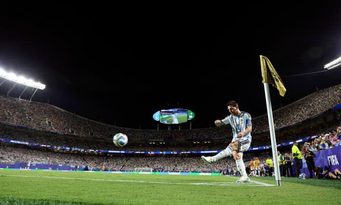(260617) -- KANSAS CITY, June 17, 2026 -- Lionel Messi of Argentina takes a corner kick during the group J match between Argentina and Algeria at the FIFA World Cup, WM, Weltmeisterschaft, Fussball 2026 at Kansas City Stadium in Kansas City, the United States, June 16, 2026. ) (SP)U.S.-KANSAS CITY-FOOTBALL-FIFA WORLD CUP-GROUP J-ARG VS ALG LixMing 