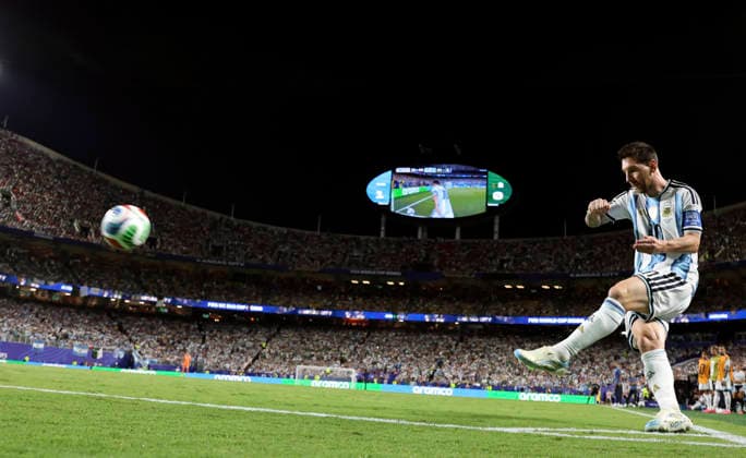 (260617) -- KANSAS CITY, June 17, 2026 -- Lionel Messi of Argentina takes a corner kick during the group J match between Argentina and Algeria at the FIFA World Cup, WM, Weltmeisterschaft, Fussball 2026 at Kansas City Stadium in Kansas City, the United States, June 16, 2026. ) (SP)U.S.-KANSAS CITY-FOOTBALL-FIFA WORLD CUP-GROUP J-ARG VS ALG LixMing 