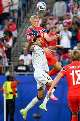 June 16, 2026, Boston, Massachusetts, USA: Norway forward ERLING HAALAND (9) out jumps Iraq defender ZAID TAHSEEN (4) for a header during FIFA World Cup, WM, Weltmeisterschaft, Fussball match between Iraq and Norway at Boston Stadium Boston USA - ZUMAc268 20260616_zsp_c268_012 Copyright: xJamesxPatrickxCooperx