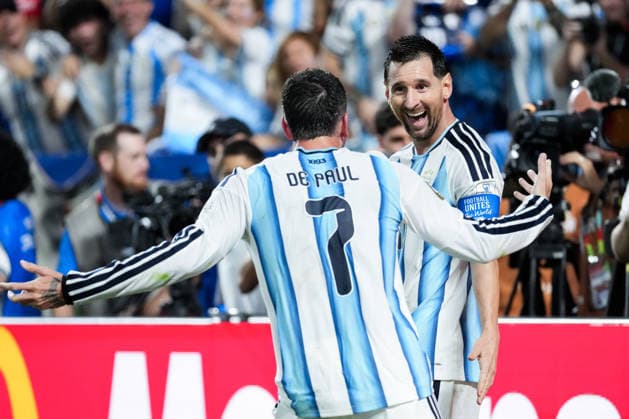 Lionel Messi of Argentina (R) and Rodrigo De Paul of Argentina (L) celebrates the team s third goal during a FIFA Men’s World Cup 2026 Group Stage football match between Argentina and Algeria at Kansas City Stadium, in Kansas City on June 16th 2026 (Photo by Alexandra Fechete SPP)  Copyright: xAlexandraxFechete SPPx Sportspressphoto_SPR168174