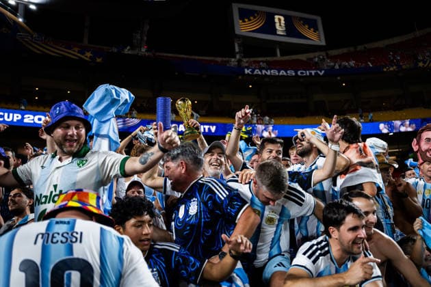 260616 Fans of Argentina celebrate with a replica of the trophy after the FIFA World Cup, WM, Weltmeisterschaft, Fussball 2026 football match between Argentina and Algeria on June 16, 2026 in Kansas City. Photo: Joel Marklund BILDBYRAN kod JM JM0825 bbeng fotboll football soccer fotball vm fotbolls-vm fotball-vm fotbolls-vm 2026 fifa world cup 2026 argentina algeria algeriet celebration jubel publik spectators *** June 16, 2026  Copyright: JOELxMARKLUND BB260616JM093