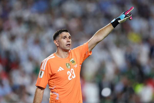 KANSAS CITY, MO - JUNE 16: Emiliano Martinez 23 of Argentina points out to his defense in the second half of the FIFA World Cup, WM, Weltmeisterschaft, Fussball 2026 Group J match between Argentina and Algeria on June 16, 2026 at Kansas City Stadium in Kansas City, MO. (Photo by Scott Winters Icon Sportswire) SOCCER: JUN 16 FIFA World Cup 26 Group J - Argentina vs Algeria EDITORIAL USE ONLY Icon2606161002