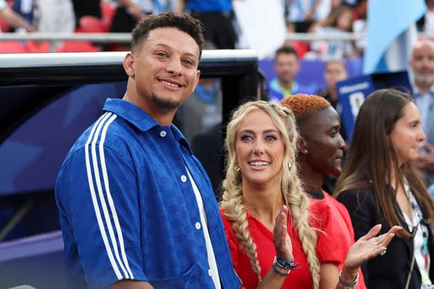 KANSAS CITY, MO - JUNE 16: Patrick and Brittany Mahomes take in the atmosphere before the FIFA World Cup, WM, Weltmeisterschaft, Fussball 2026 Group J match between Argentina and Algeria on June 16, 2026 at Kansas City Stadium in Kansas City, MO. (Photo by Scott Winters Icon Sportswire) SOCCER: JUN 16 FIFA World Cup 26 Group J - Argentina vs Algeria EDITORIAL USE ONLY Icon2606161100