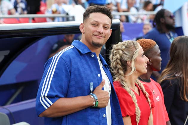 KANSAS CITY, MO - JUNE 16: Patrick Mahomes gives a thumbs up as he takes in the atmosphere before the FIFA World Cup, WM, Weltmeisterschaft, Fussball 2026 Group J match between Argentina and Algeria on June 16, 2026 at Kansas City Stadium in Kansas City, MO. (Photo by Scott Winters Icon Sportswire) SOCCER: JUN 16 FIFA World Cup 26 Group J - Argentina vs Algeria EDITORIAL USE ONLY Icon2606161118