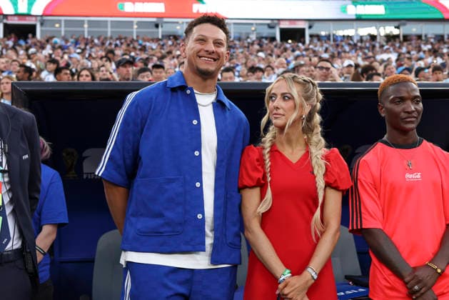 KANSAS CITY, MO - JUNE 16: Patrick and Brittany Mahomes on the pitch before the FIFA World Cup, WM, Weltmeisterschaft, Fussball 2026 Group J match between Argentina and Algeria on June 16, 2026 at Kansas City Stadium in Kansas City, MO. (Photo by Scott Winters Icon Sportswire) SOCCER: JUN 16 FIFA World Cup 26 Group J - Argentina vs Algeria EDITORIAL USE ONLY Icon2606161262