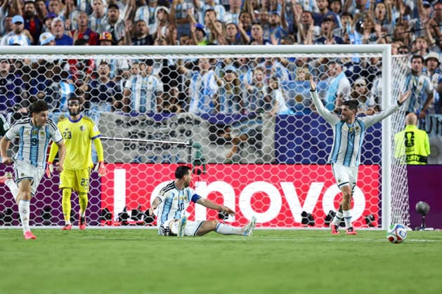 KANSAS CITY, MO - JUNE 16: Rodrigo de Paul 7 of Argentina argues that teammate Lionel Messi 10 was fouled in the box in the second half of the FIFA World Cup, WM, Weltmeisterschaft, Fussball 2026 Group J match between Argentina and Algeria on June 16, 2026 at Kansas City Stadium in Kansas City, MO. (Photo by Scott Winters Icon Sportswire) SOCCER: JUN 16 FIFA World Cup 26 Group J - Argentina vs Algeria EDITORIAL USE ONLY Icon2606160842