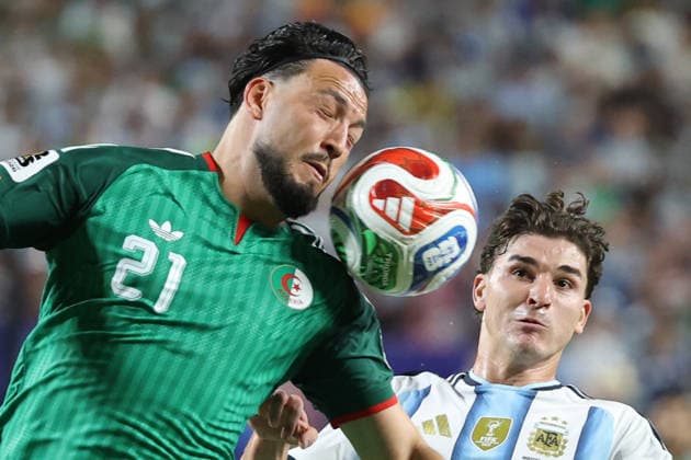 Julian Alvarez (R) of Argentina battles for the ball with Ramy Bensebaini (L) of Algeria during the FIFA World Cup, WM, Weltmeisterschaft, Fussball 2026 group stage match Argentina against Algeria at Arrowhead Stadium in Kansas, United States, 16 June 2026. FIFA World Cup 2026 - Group J - Argentina vs Algeria !ACHTUNG: NUR REDAKTIONELLE NUTZUNG!  Copyright: xJuanxIgnacioxRoncoronix GR3269 20260617-55020617153_1