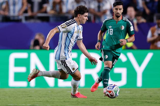 Julian Alvarez (L) of Argentina battles for the ball with Mohamed Amoura (R) of Algeria during the FIFA World Cup, WM, Weltmeisterschaft, Fussball 2026 group stage match Argentina against Algeria at Arrowhead Stadium in Kansas, United States, 16 June 2026. FIFA World Cup 2026 - Group J - Argentina vs Algeria !ACHTUNG: NUR REDAKTIONELLE NUTZUNG!  Copyright: xJuanxIgnacioxRoncoronix GR3275 20260617-55020617156_1