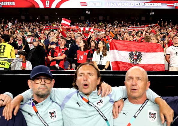 FIFA World Cup, WM, Weltmeisterschaft, Fussball 2026 - Group J - Austria vs Jordan Fans and coaching staff of Austria listen to the national anthem before the FIFA World Cup 2026 group stage match Austria against Jordan, in San Francisco, USA, 16 June 2026. SAN FRANCISCO United States  Copyright: xBENJAMINxFANJOYx