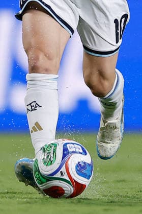 Lionel Messi of Argentina controls the ball during the FIFA World Cup, WM, Weltmeisterschaft, Fussball 2026 group stage match Argentina against Algeria at Arrowhead Stadium in Kansas, United States, 16 June 2026. FIFA World Cup 2026 - Group J - Argentina vs Algeria !ACHTUNG: NUR REDAKTIONELLE NUTZUNG!  Copyright: xJuanxIgnacioxRoncoronix GR3274 20260617-55020617230_1