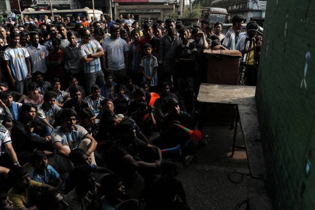 June 17, 2026: CHATTOGRAM, BANGLADESH- Bangladeshi football supporters watch the FIFA World Cup, WM, Weltmeisterschaft, Fussball 2026 Group J match between Argentina and Algeria on a big screen set up on a street in Chattogram, Bangladesh, June 17, 2026. Argentina enjoys one of the largest international fan bases in Bangladesh, where major matches often draw large crowds and public gatherings. - ZUMAr143 20260617_zap_r143_038 Copyright: xMdxRafayatxHaquexKhanx