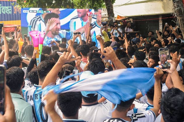 June 17, 2026: CHATTOGRAM, BANGLADESH- Bangladeshi football supporters watch the FIFA World Cup, WM, Weltmeisterschaft, Fussball 2026 Group J match between Argentina and Algeria on a big screen set up on a street in Chattogram, Bangladesh, June 17, 2026. Argentina enjoys one of the largest international fan bases in Bangladesh, where major matches often draw large crowds and public gatherings. FIFA World Cup 2026: Argentine Football Fever Grips Bangladesh  - ZUMAr143 20260617_zap_r143_042 Copyright: xMdxRafayatxHaquexKhanx