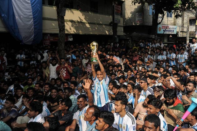 June 17, 2026: CHATTOGRAM, BANGLADESH- Bangladeshi football supporters watch the FIFA World Cup, WM, Weltmeisterschaft, Fussball 2026 Group J match between Argentina and Algeria on a big screen set up on a street in Chattogram, Bangladesh, June 17, 2026. Argentina enjoys one of the largest international fan bases in Bangladesh, where major matches often draw large crowds and public gatherings. - ZUMAr143 20260617_zap_r143_046 Copyright: xMdxRafayatxHaquexKhanx