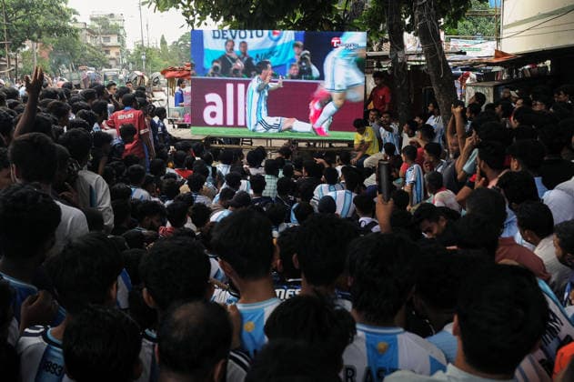 June 17, 2026: CHATTOGRAM, BANGLADESH- Bangladeshi football supporters watch the FIFA World Cup, WM, Weltmeisterschaft, Fussball 2026 Group J match between Argentina and Algeria on a big screen set up on a street in Chattogram, Bangladesh, June 17, 2026. Argentina enjoys one of the largest international fan bases in Bangladesh, where major matches often draw large crowds and public gatherings. - ZUMAr143 20260617_zap_r143_053 Copyright: xMdxRafayatxHaquexKhanx