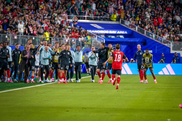 USA: Fußball FIFA World Cup, WM, Weltmeisterschaft, Fussball 2026 Gruppenphase Gruppe J Österreich vs Jordanien San Francisco Bay Area Stadium Levi™s Stadium (Santa Clara County, Kalifornien): Tor und Torjubel zum 1:0 durch Romano Schmid (Österreich 18) Freude, Emotionen, Jubel beim gesamten Team und Ralf Rangnick (Trainer)