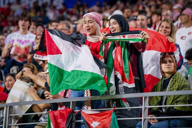 USA: Fußball FIFA World Cup, WM, Weltmeisterschaft, Fussball 2026 Gruppenphase Gruppe J Österreich vs Jordanien San Francisco Bay Area Stadium Levi™s Stadium (Santa Clara County, Kalifornien): Fans aus Jordanien verfolgen die Partie von der Tribüne und halten die Stimmung mit traditionellen rot-weißen Kufiya-Tüchern sowie einem Selfie fest. Zuschauer und Anhänger während eines FIFA-WM-2026-Spiels, Fankultur, Fußballfans, Fanatmosphäre, Jubel, Support, Smartphone, Tribüne, Jordanien, Kufiya, World Cup 2026, Impressionen.
