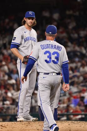 June 16, 2026, Washington D.C, District Of Columbia, United States: Washington, DC; Kansas City Royals manager Matt Quatraro (33) visits the mound with pitcher Daniel Lynch IV (41) during the Major League Baseball game between the Washington Nationals and the Kansas City Royals at Nationals Park on Tuesday, June 16, 2026. The Nationals beat the Royals 6-4. MLB, Baseball Herren, USA Washington Nationals 6:4 Kansas City Royals  - ZUMAp258 20260616_znp_p258_059 Copyright: xStevexPrakopex